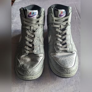 Nikes Dunk High Premium in Grey